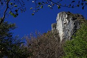 67 Imponente roccione del versante nord-ovest del Corno Zuccone